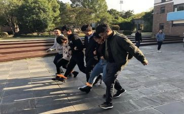 两人三足游戏教案6篇